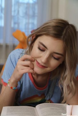 Remaja lucu Eva Elfie menunjukkan dan meraih payudaranya yang sempurna dan jari-jarinya (21P)