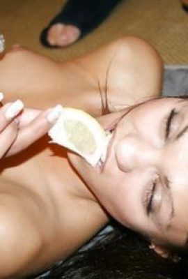 Perut rata pirang pelacur berlumuran air mani setelah seks berkelompok (11P)