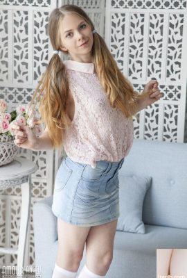 Nastyshka berambut merah pucat menata rambutnya dikuncir sambil memperlihatkan tubuh remajanya (20P)