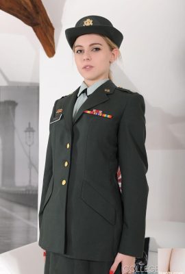 Seragam Perguruan Tinggi yang dibintangi Chloe Toy Sex Foto (21P)