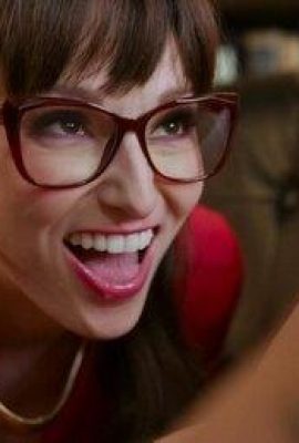 Ibu rumah tangga berdada Irina mesum dalam posisi seks doggie (20P)