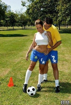 Usai bermain bola, wanita cantik itu basah kuyup oleh keringat dan mandi untuk bersantai di kamar mandi (11P)