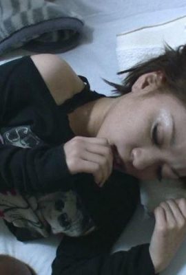 Gadis amatir dengan vagina berbulu super pasti sangat seksi dan jorok di tempat tidur (28P)