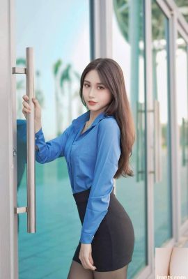 Si cantik berambut panjang dengan pantat pert dan stoking hitam