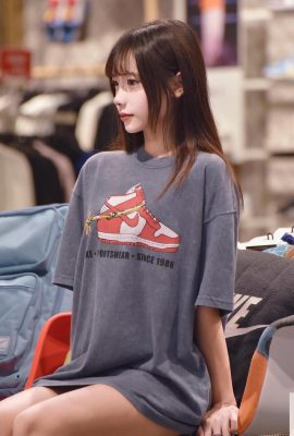 Gadis cantik “YY” memiliki sosok langsing dan lekuk tubuh yang begitu menggoda (10P)