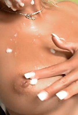 Perkelahian dimulai oleh seorang negro yang menjilati anusnya (15P)